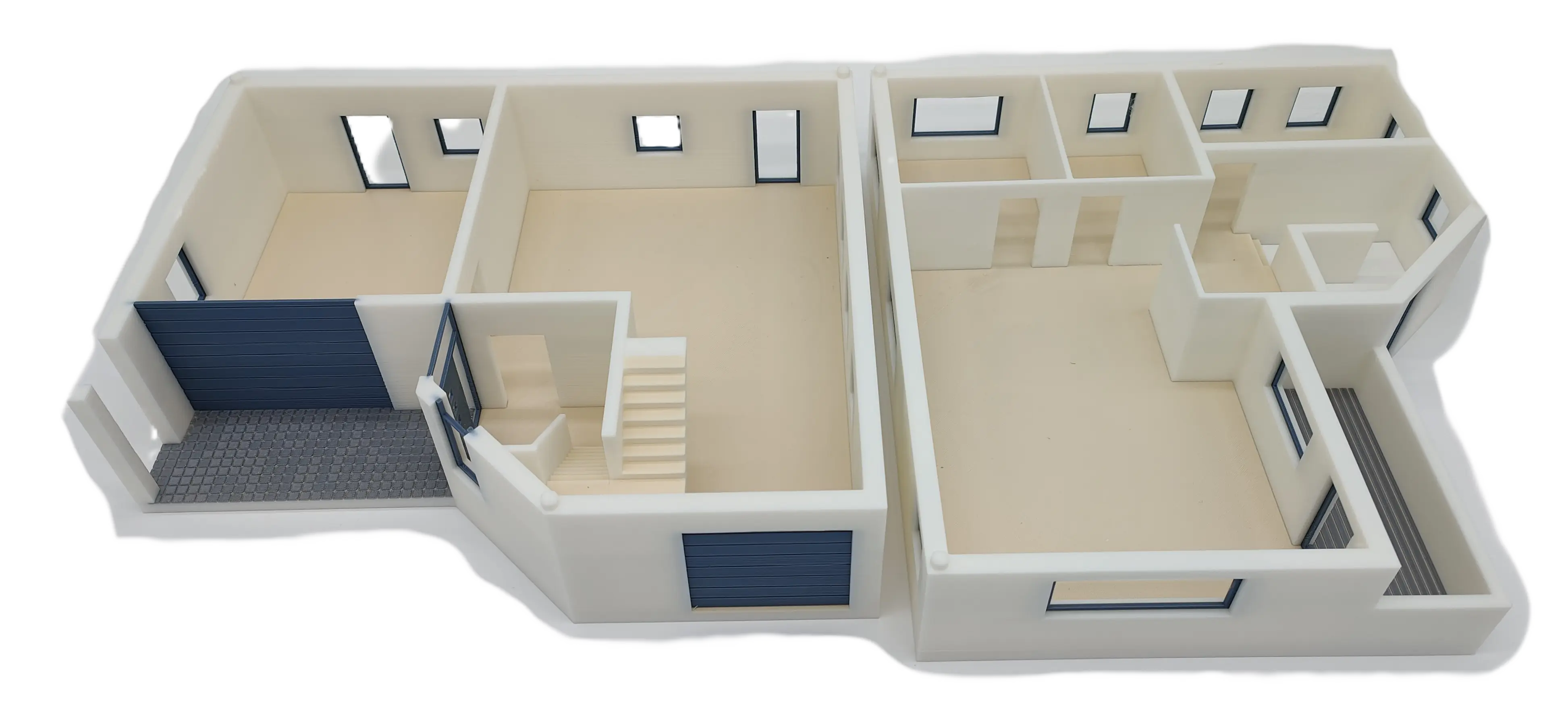 3D-gedrucktes Modell eines Hauses im ähnlichen Stil, jedoch mit Flachdach. Das Modell ist in der Mitte geteilt, sodass die Innenwände sichtbar sind. Detaillierte Darstellung der Raumaufteilung und Architektur.