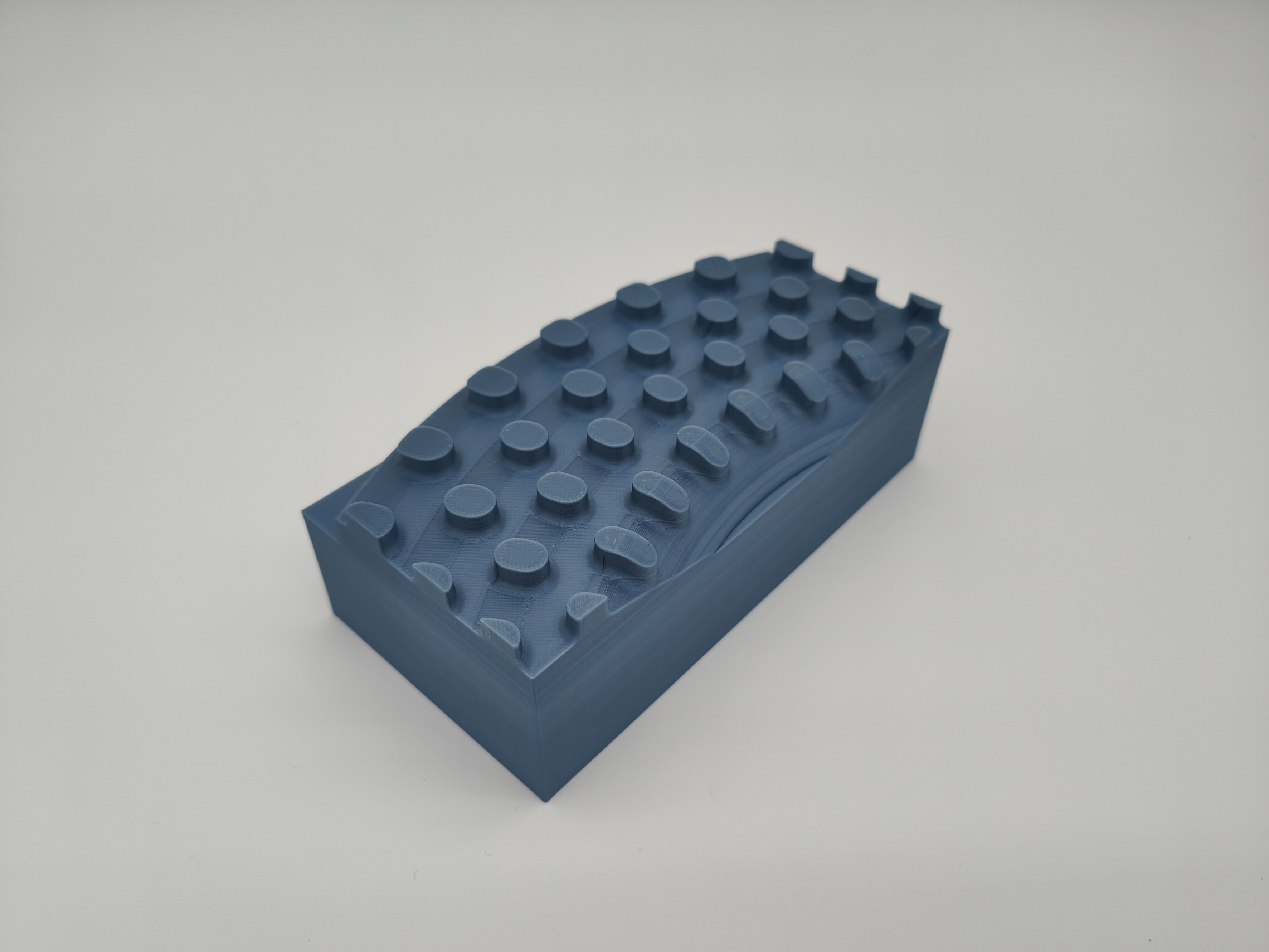 Fertig gedrucktes Bauteil aus grauem ABS, das präzise im 3D-Druckverfahren hergestellt wurde. Das Bauteil zeigt die hohe Detailgenauigkeit und Materialstabilität des Drucks.