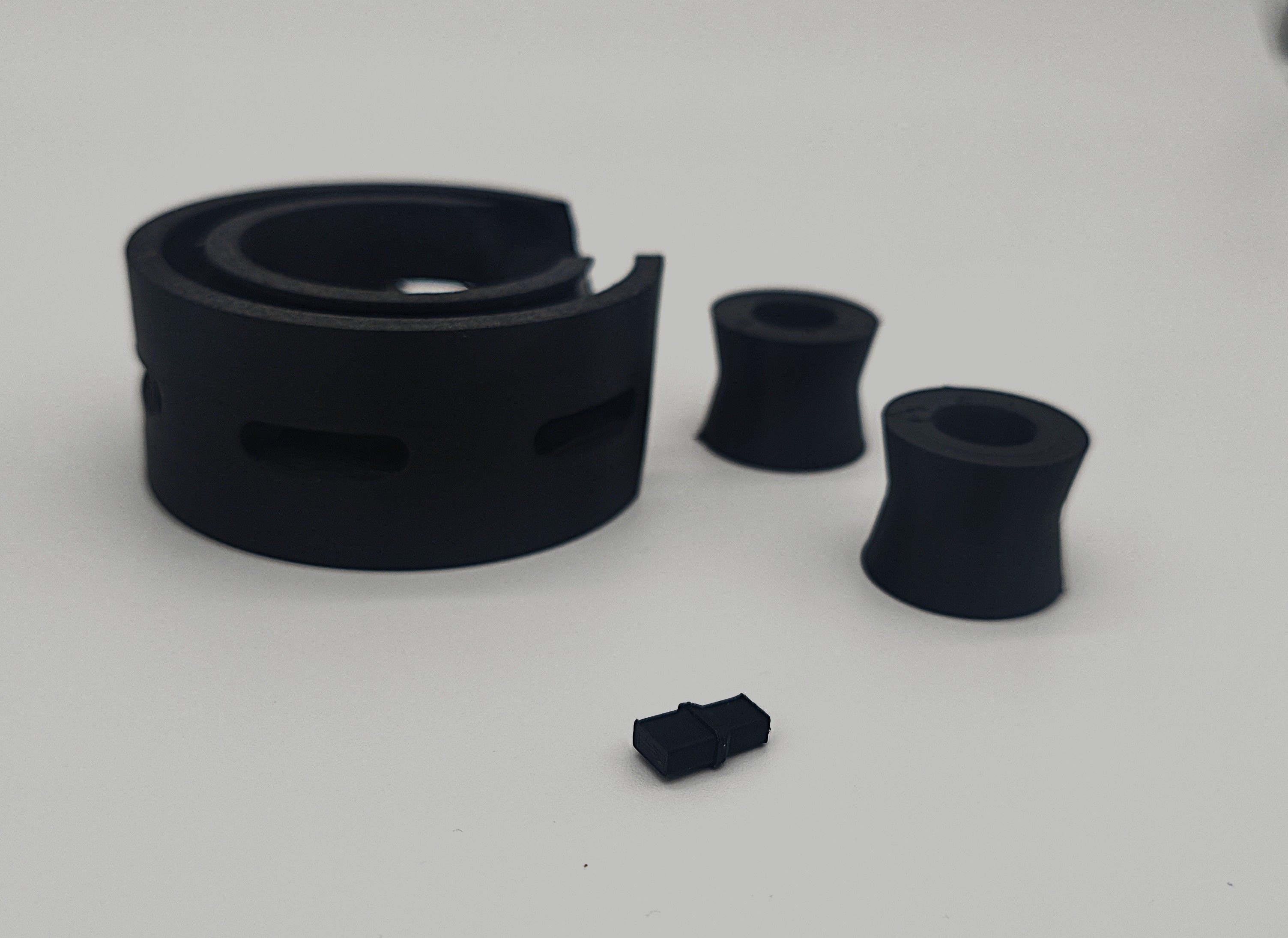 Schwarze, aus TPE gedruckte Gummilager mit Shore-Härte 83A für Motorrad-Stoßdämpfer. Flexibles und robustes Material für vibrationsdämpfende Anwendungen.