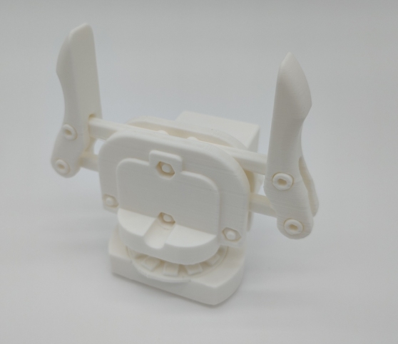 Nachbau einer Roboter-Greifzange als Modell zur Veranschaulichung, aus weißem PLA im 3D-Druck gefertigt. Neutraler, weißer Hintergrund betont die Präzision und Detailgenauigkeit.