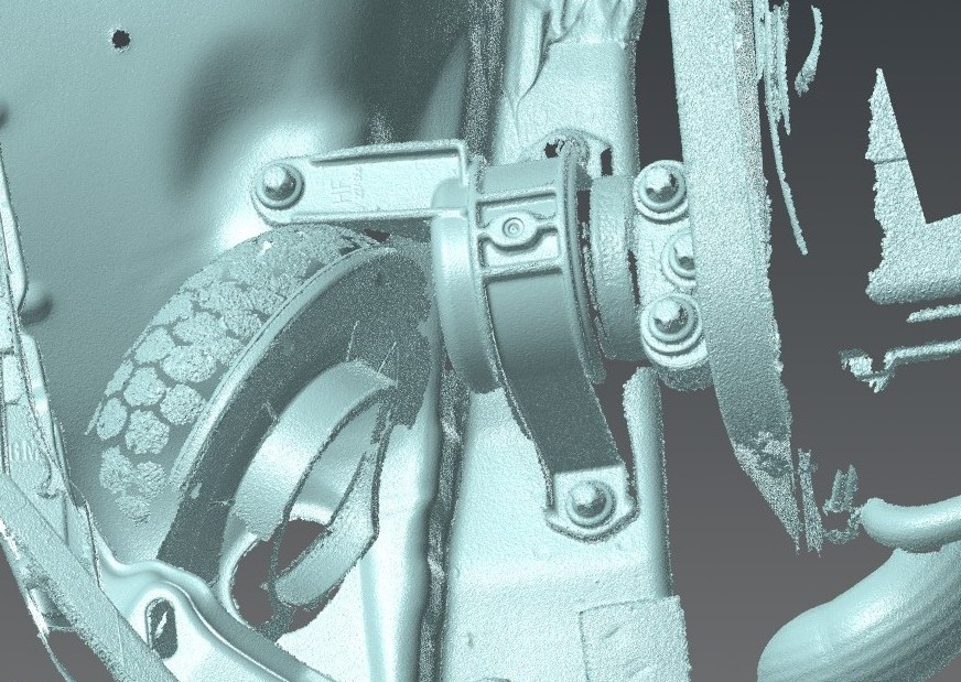 Ein grob gescannter Motorraum eines Autos, um eine Rohrkonstruktion zu erstellen. Die Scan-Daten dienen als Grundlage für die Entwicklung eines maßgeschneiderten Rohrrahmens.
