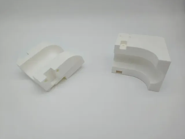 Biegebacken für eine Rohrbiegemaschine, 3D-gedruckt aus weißem PETG. Robustes Material für präzise und langlebige Anwendungen im Maschinenbau.