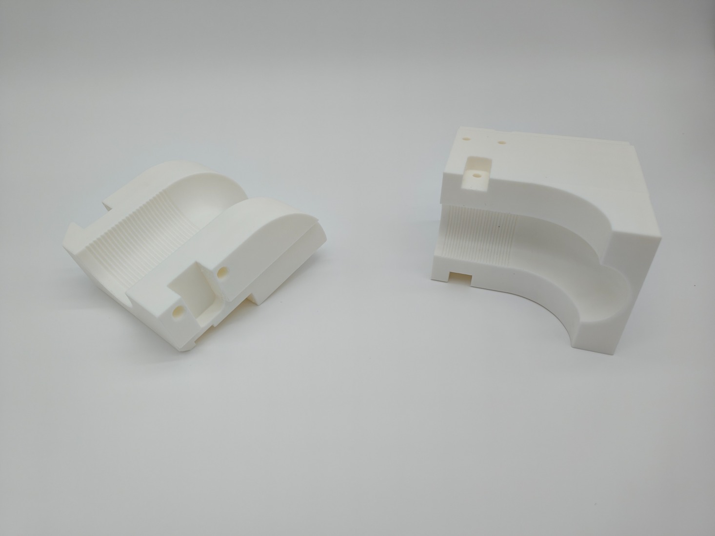 Biegebacken für eine Rohrbiegemaschine, 3D-gedruckt aus weißem PETG. Robustes Material für präzise und langlebige Anwendungen im Maschinenbau.